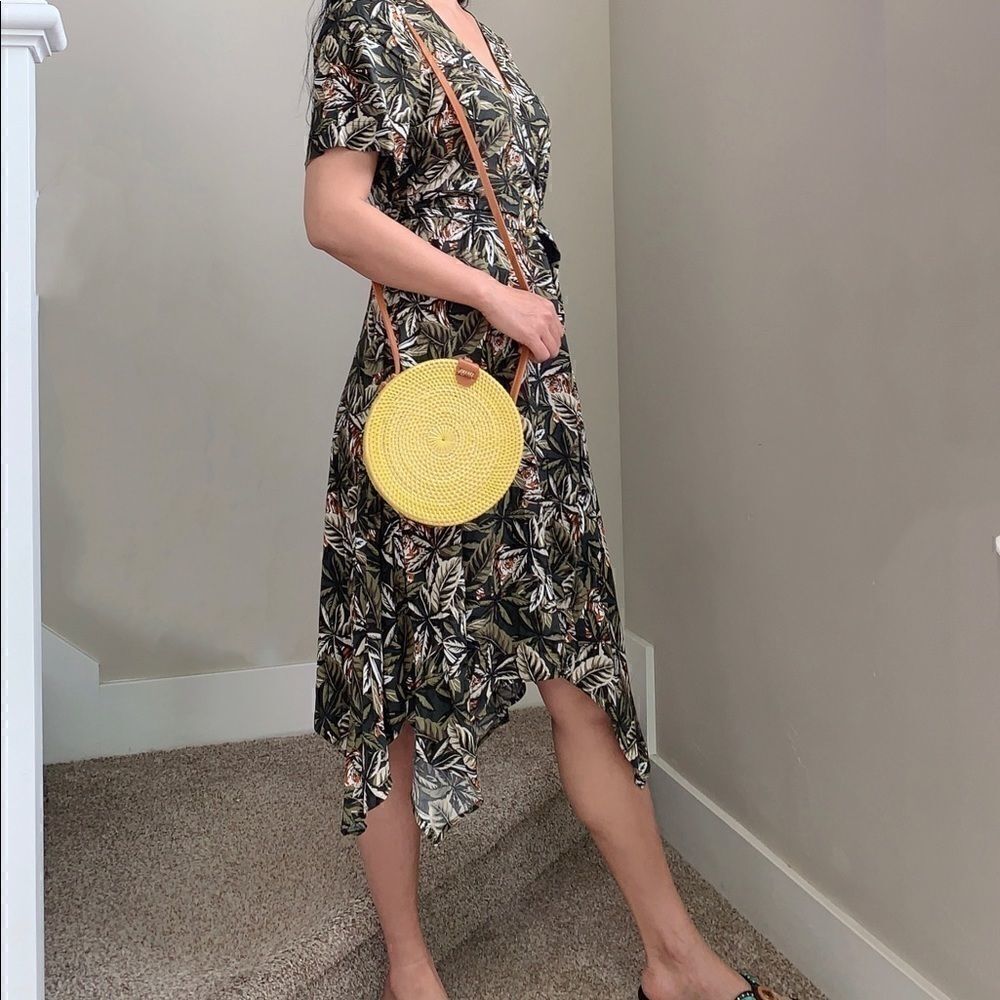 Collection 18 Hand-Crafted round Crossbody. - Picture 3 of 13